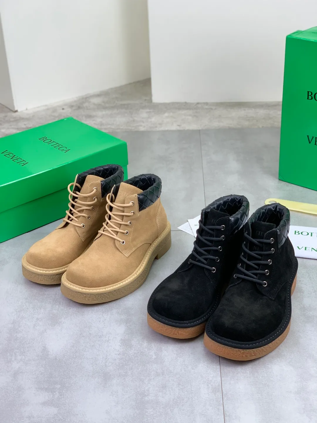 Men's men's shoes 💰P740 New model 💰 Top quality (beef tendon outsole series) 💎💎💎 BOTTEGA VENETA official website synchronizes the latest model, top version of the market's highest version of BV business leather shoes, accept material comparison, shoe type comparison, process comparison, practical and texture, versatile, suitable for any occasion, the more you look at it, the more flavorful it becomes. Pure hand-woven craftsmanship - upper material, imported original hand-woven calfskin - high-quality water-dyed sheepskin lining - original private model customized beef tendon outsole -Size: female 35-39 (34 40 customized) male 39-44 (38 45 customized) Comes with original BV green box, complete packaging.
